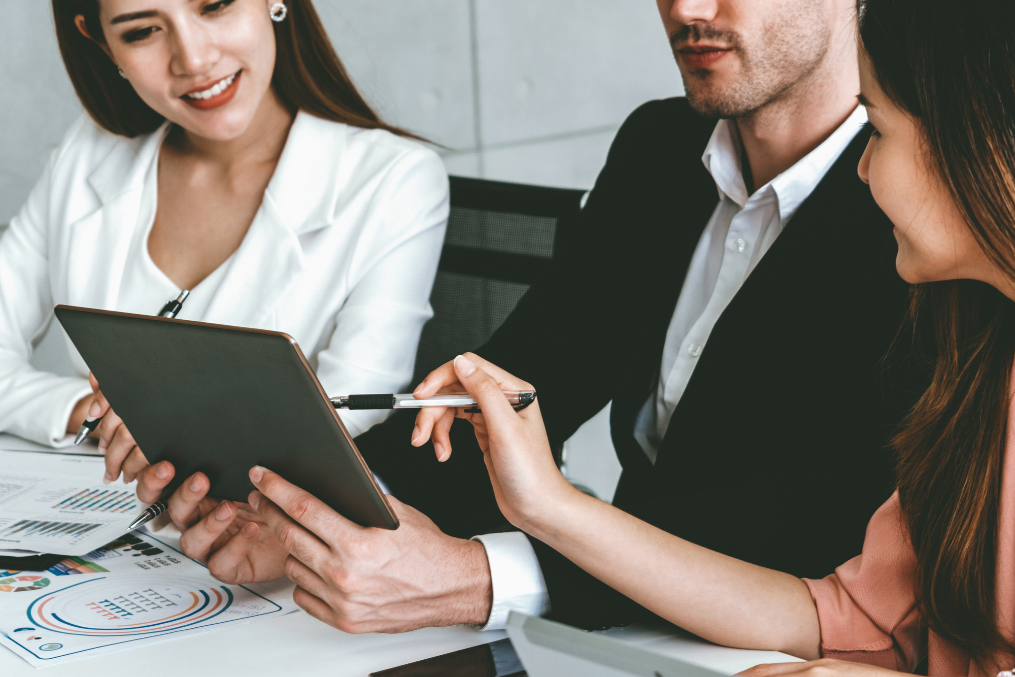 businessman and businesswomen working in office. uds